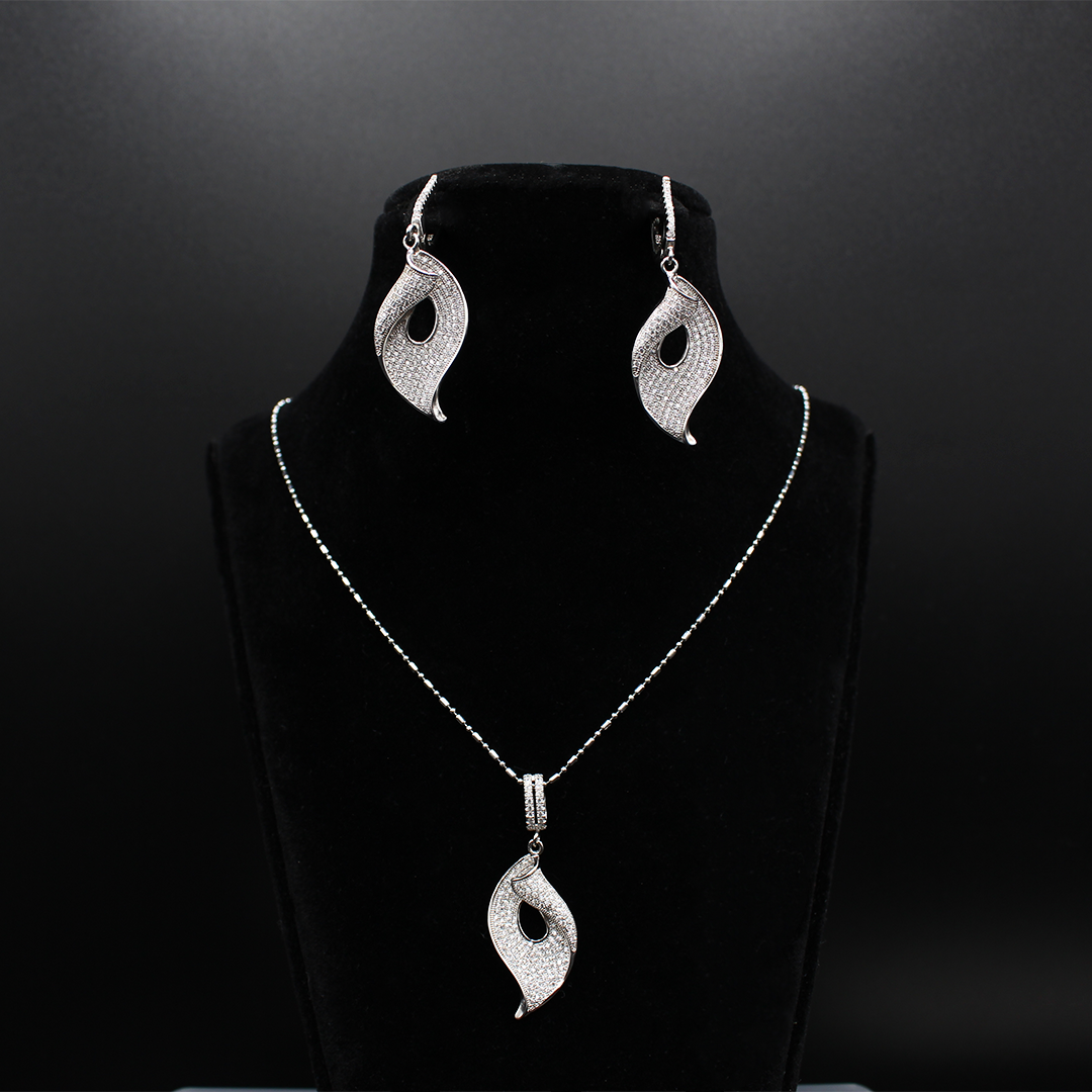 The Silver Twirl Necklace Set