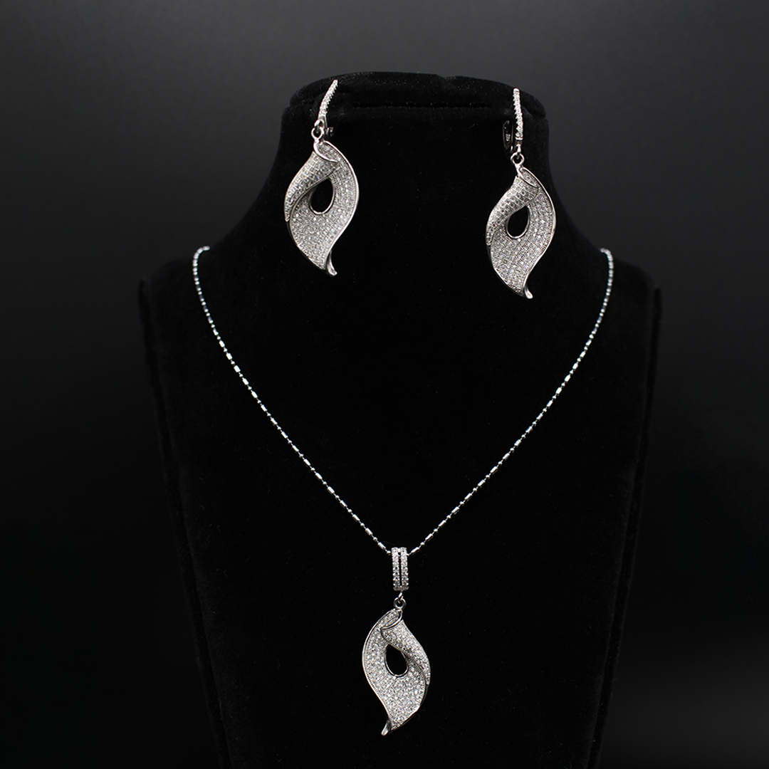 The Silver Twirl Necklace Set